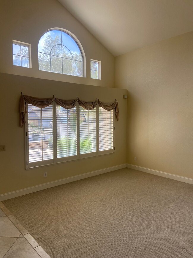 Building Photo - Pristine 4 Bedroom, 3 Bath in South Lexington