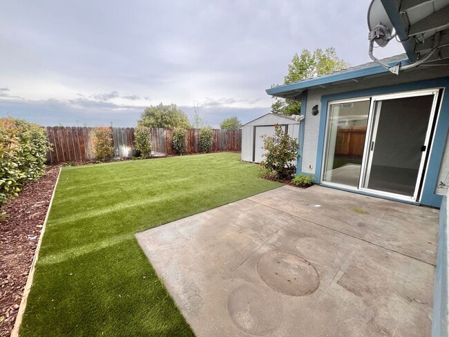 Building Photo - 3 Bedroom 2 Bath Duplex for Rent!