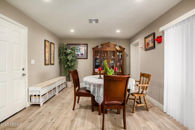Building Photo - 1010 S Hardy Dr