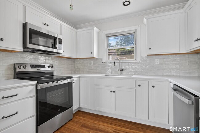 Building Photo - 272 Elm St