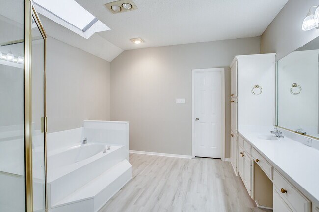 Building Photo - Newly Remodeled Prestigious Home!!
