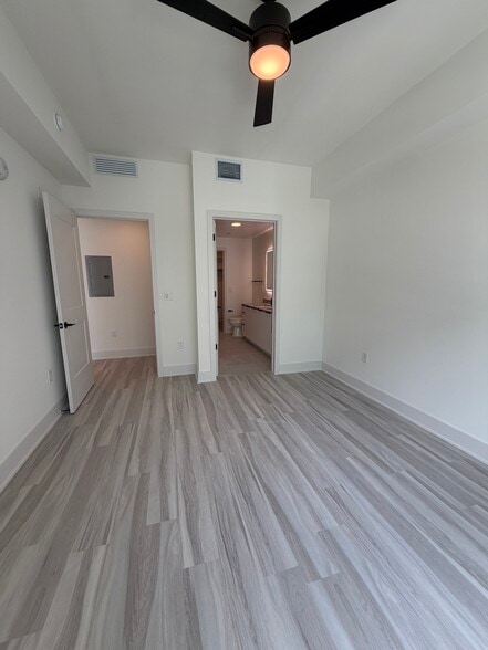 Building Photo - 2345 NE 186th St