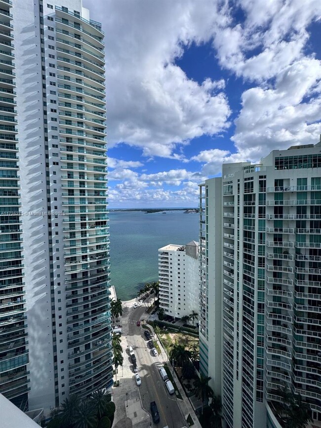 Building Photo - 1300 Brickell Bay Dr