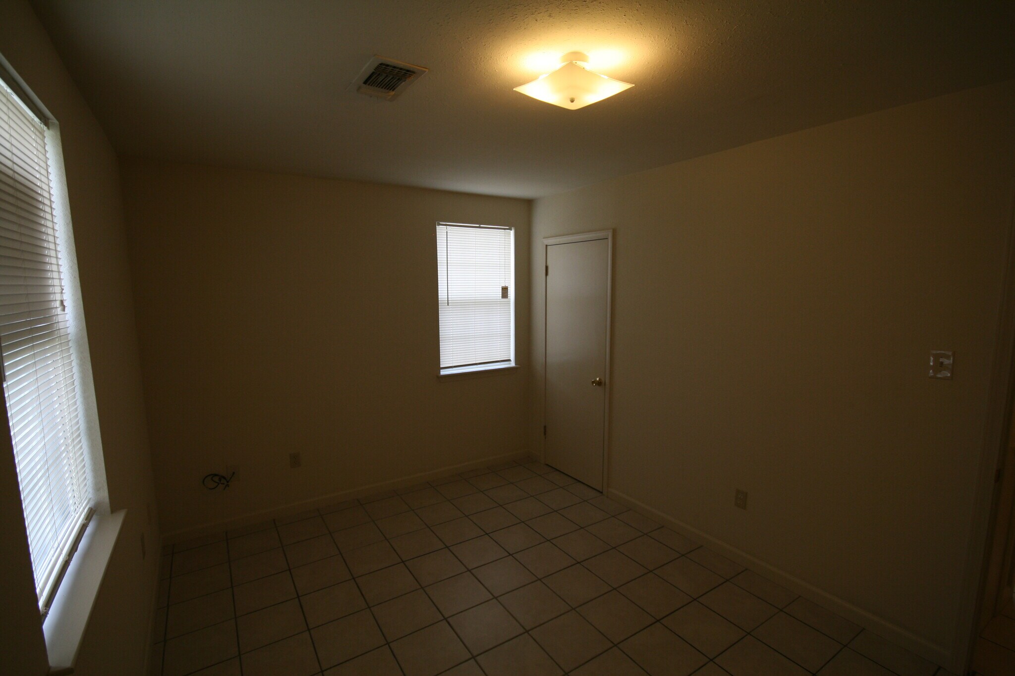 Building Photo - 2310 Rose Dr