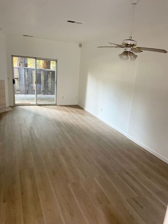 Building Photo - Spacious 2 Bedroom Condo with Garage — Min...