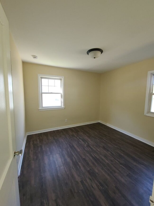 Building Photo - 210 Brookwood Dr