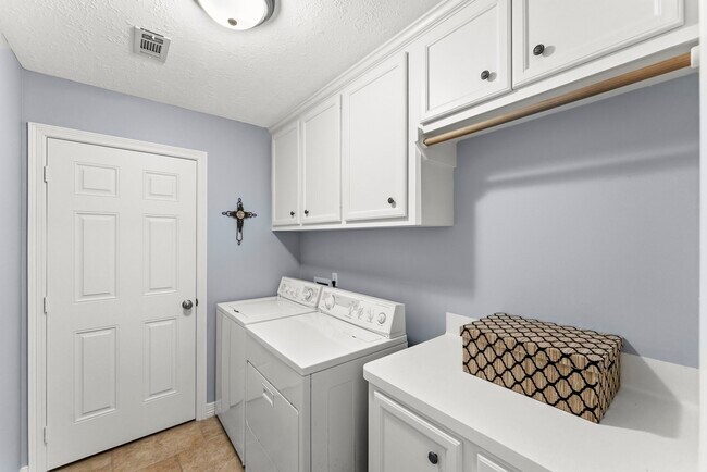 Building Photo - 1208 Lake View Dr