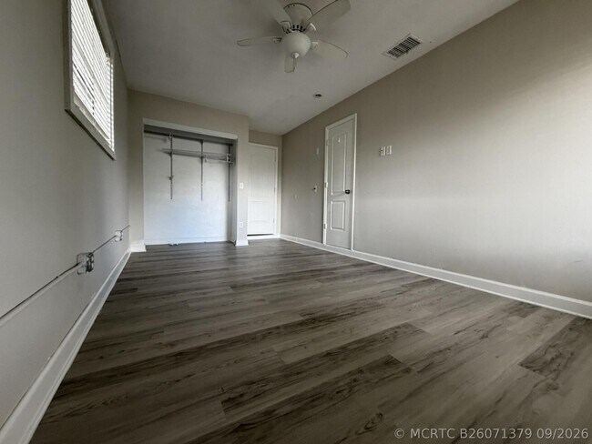 Building Photo - 1633 SE Arapaho Ave