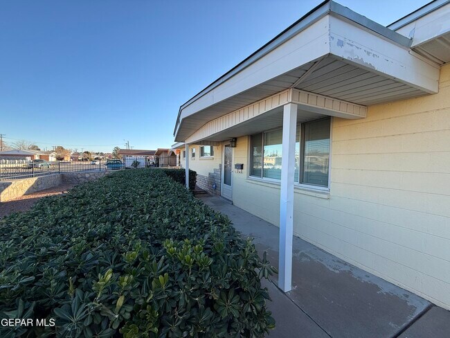 Building Photo - 10180 Saigon Dr