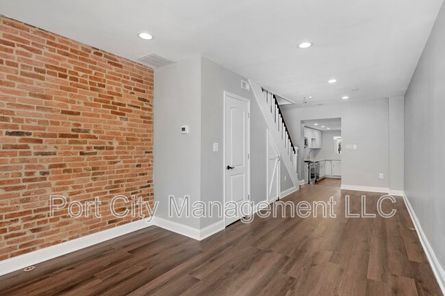 Building Photo - 813 S Port St