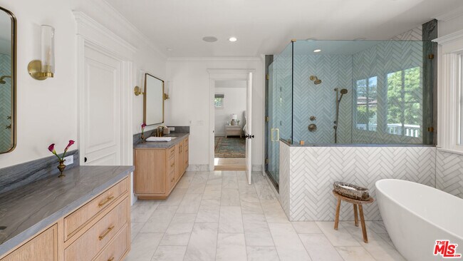 Building Photo - 146 N Carmelina Ave