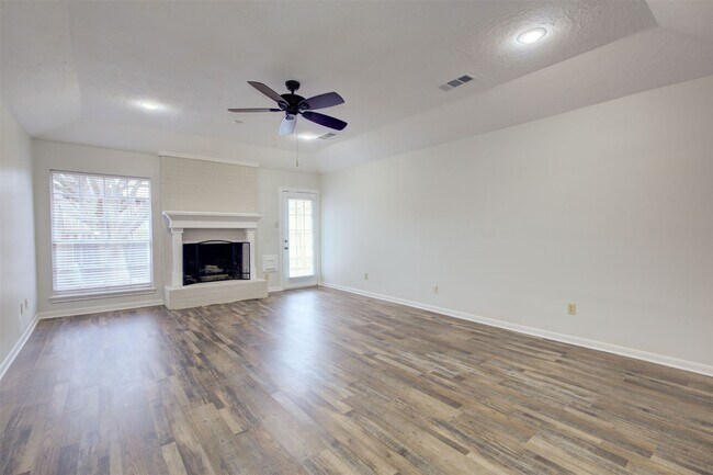 Building Photo - 1402 Forest Home Dr