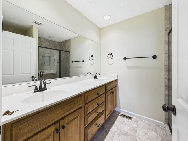 Building Photo - Bright & Spacious 4-Bedroom Home Located i...