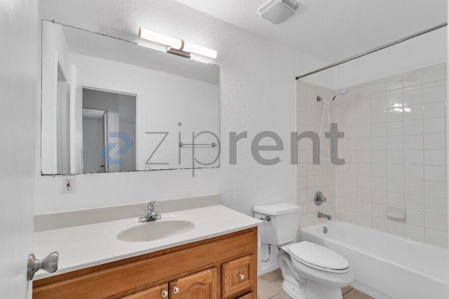 Building Photo - Unit 241