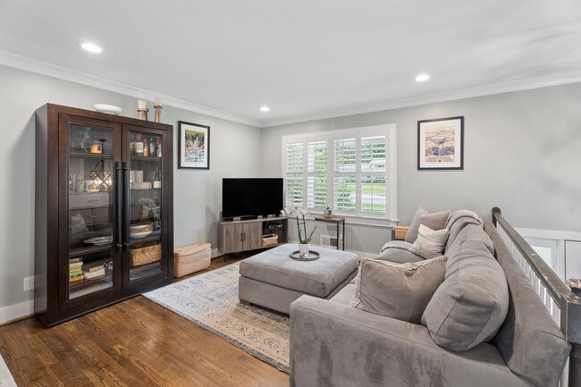 Building Photo - 4097 Longview Dr