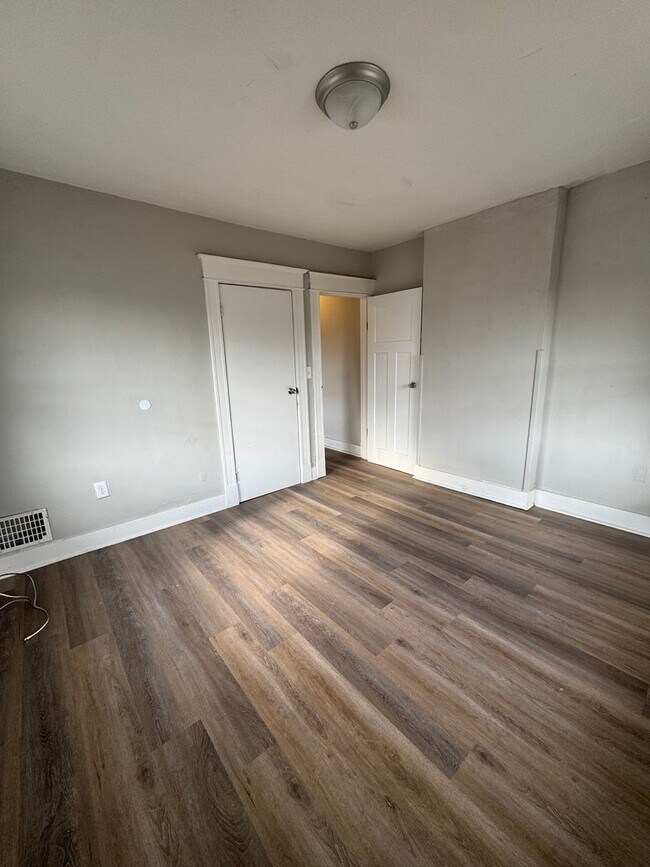 Building Photo - 421 Pritz Ave