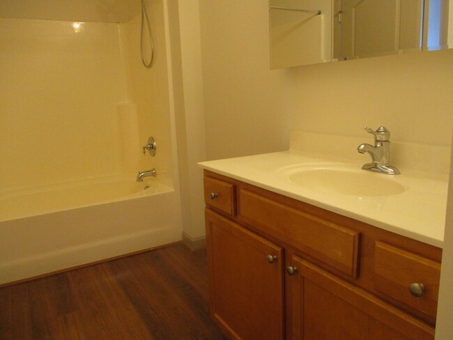 Building Photo - Beautiful 2 bedroom, 2 bath condo for rent!