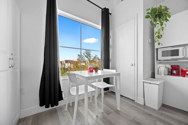 Building Photo - 8303 Palm Pkwy