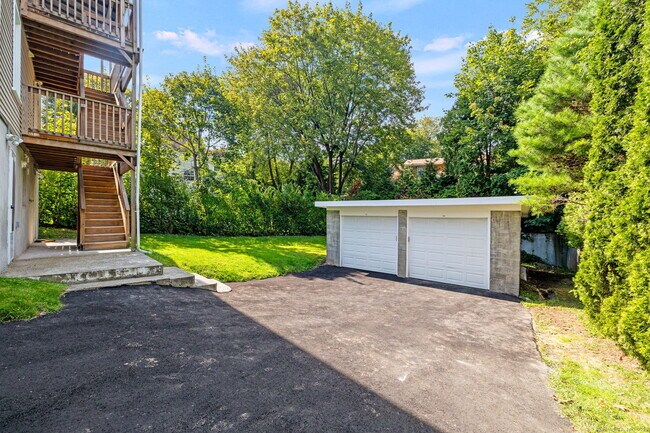 Building Photo - 143 Kneen St