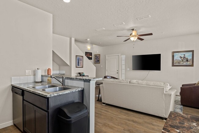 Building Photo - 7485 N Lucy Rose Ln