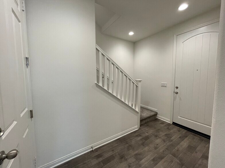 1st floor entry - 7566 Channel View St