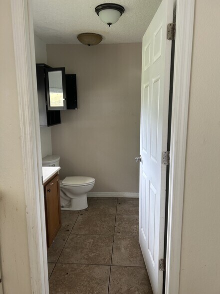 Bathroom Unit A - 613 N Dixie Ave