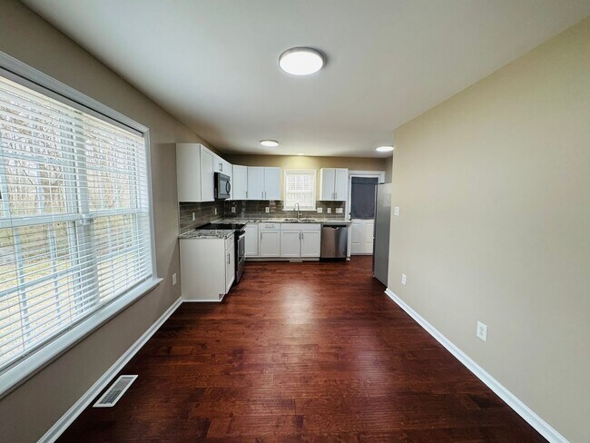 Building Photo - Short term lease available!