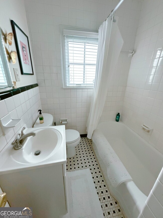 Building Photo - 2494 Batavia St