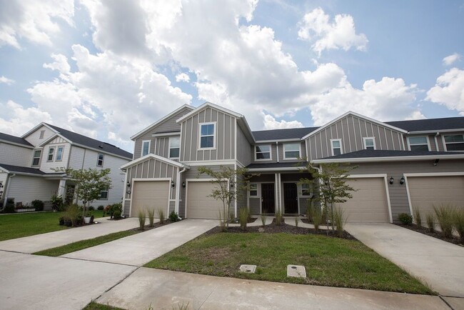 Building Photo - Like new 3 bedroom 2.5 bath townhome is Oa...