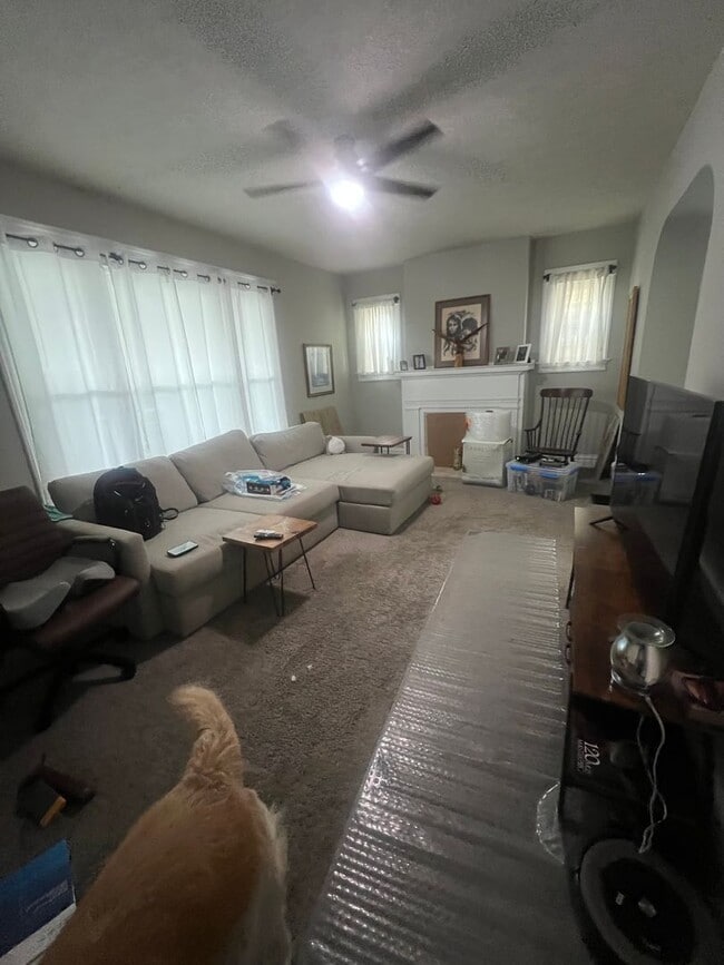 Building Photo - **Hawthorne Place** Pet Friendly 5 Large Bedrooms 2 Full Baths!