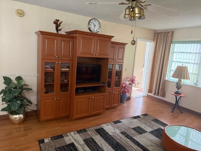 Building Photo - 410 SE 2nd St