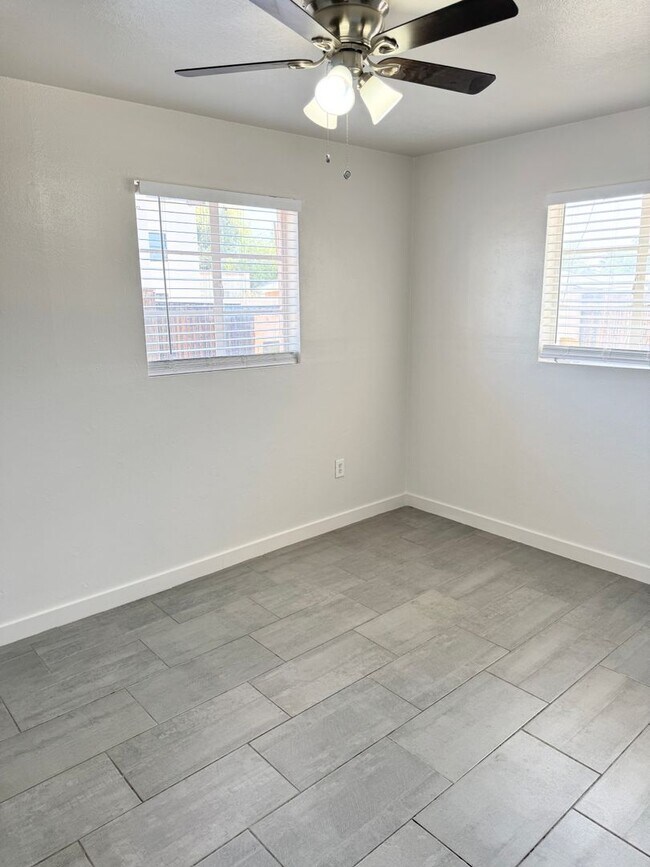 Building Photo - Fantastic 3 Bedroom/2 Bath Single Level Ho...