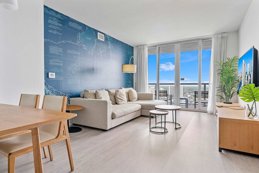 Building Photo - 2602 E Hallandale Beach Blvd