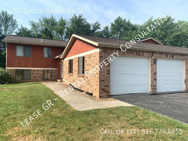 Building Photo - Two Bedroom Duplex in Kentwood!