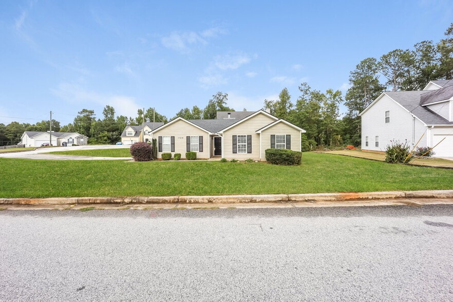 Building Photo - 725 Cherry Branch Cir