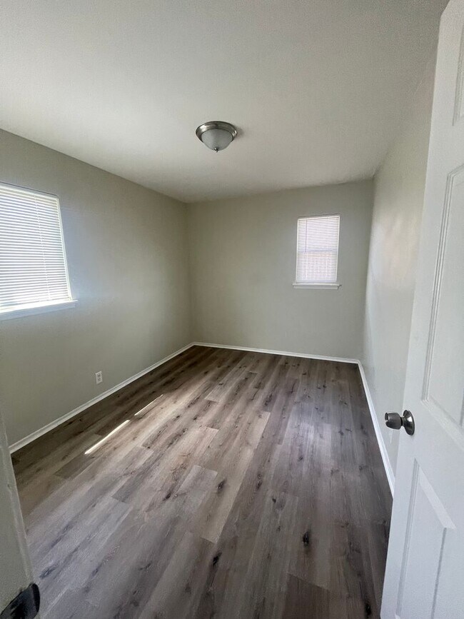 Building Photo - Comfortable Living in Mojave - Move In Ready 2bd & 1bth - Big Backyard