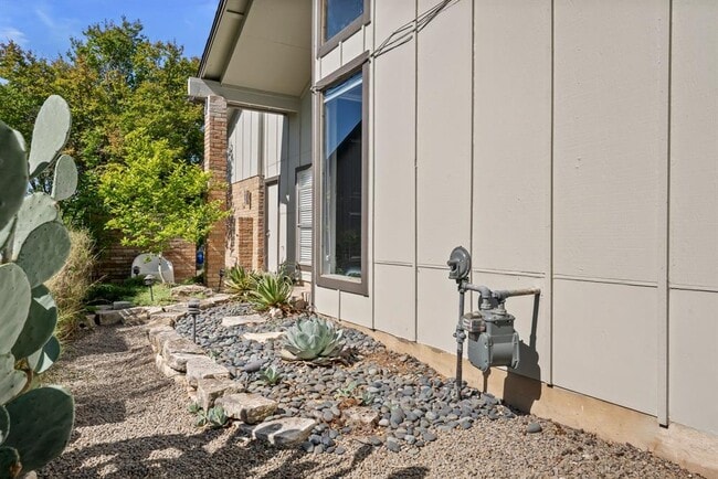 Building Photo - 9433 Singing Quail Dr