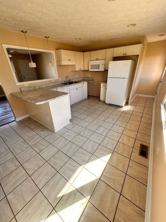 Building Photo - 505 Warren Rd NE