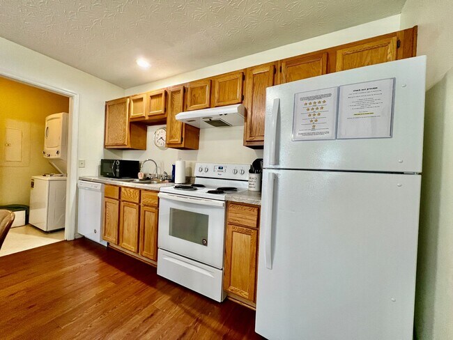 Building Photo - 3 Bedroom 1 Bathroom Attached House