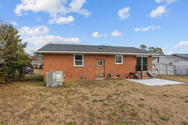 Building Photo - 3 Bedroom/2 Bathroom Remodeled with close ...