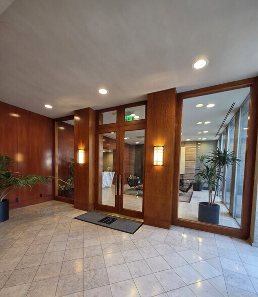 Concierge entrance - 800 W 1st St