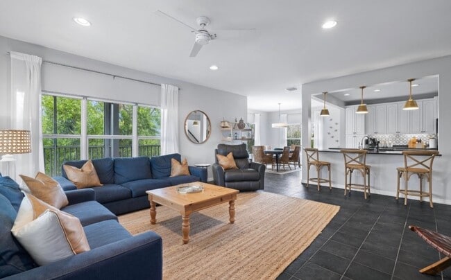 Building Photo - 981 Main St