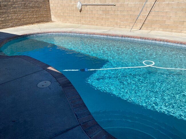 Building Photo - West Lancaster Pool Home