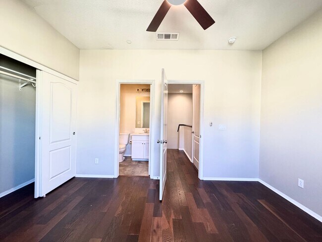 Building Photo - Newer Built Townhome with Solar in Gated Community! Pet-Friendly!