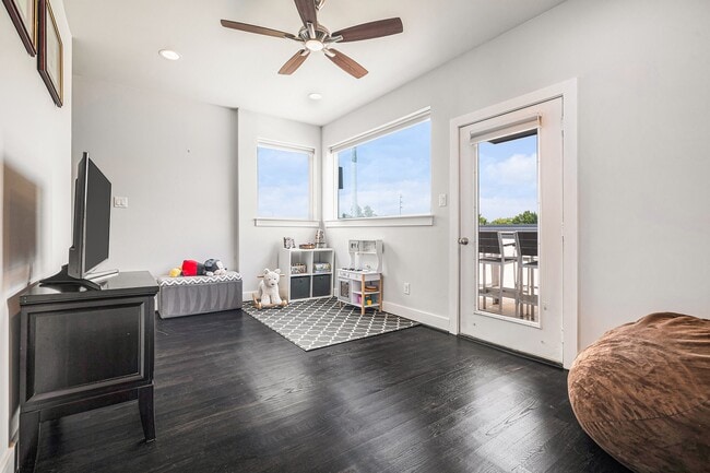 Building Photo - 925 Herkimer St