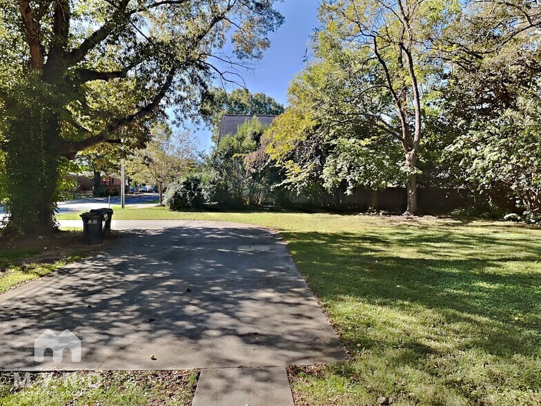 Building Photo - 2632 Shamrock Dr