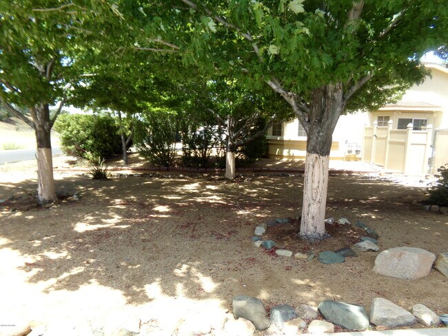 Building Photo - 4801 N Viewpoint Dr