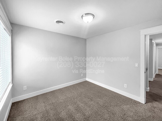 Building Photo - 2120 N Eagle Creek Ln