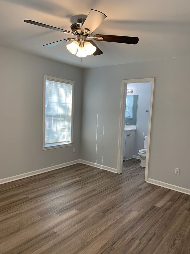 Building Photo - 3 Bedroom 2 Bath Renovated House Available Now on Park Avenue