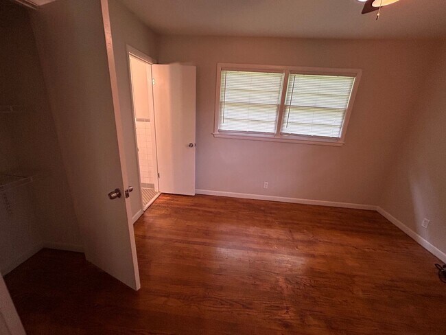 Building Photo - Brick home with 3BR, 1.5BA, garage, fenced in back yard.